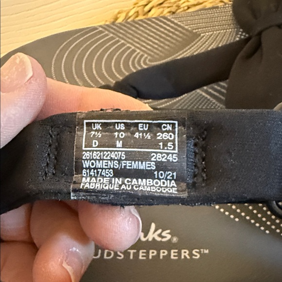 Clarks Black and Gray Thong Sandals - Picture 3 of 4
